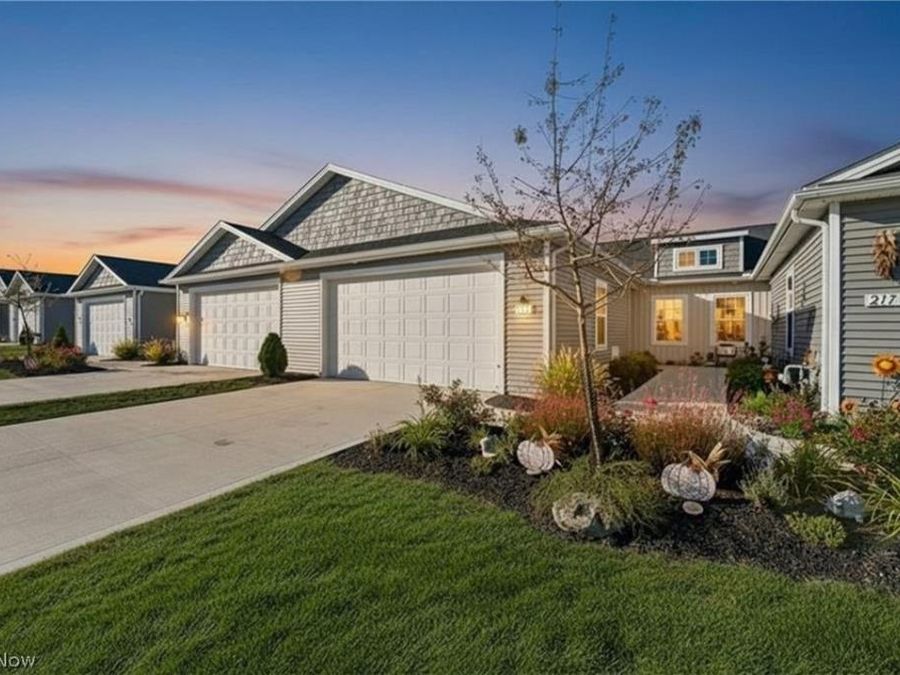 215 Silver Spring Circle , Elyria, OH 44035 Photo 1