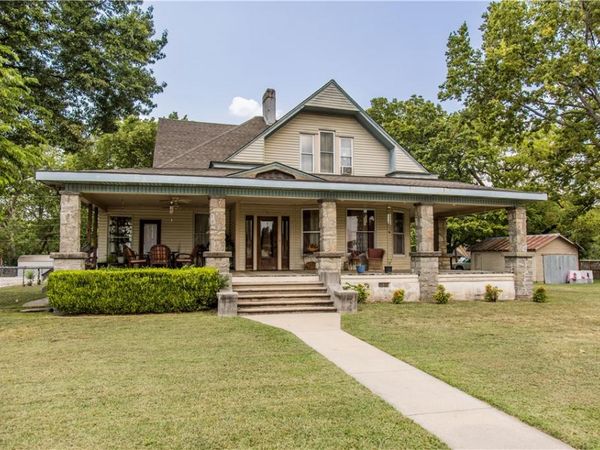 716 S Washington Street , Siloam Springs, AR 72761