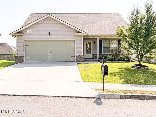 1939 Mahogany Wood Tr, Knoxville, TN 37920