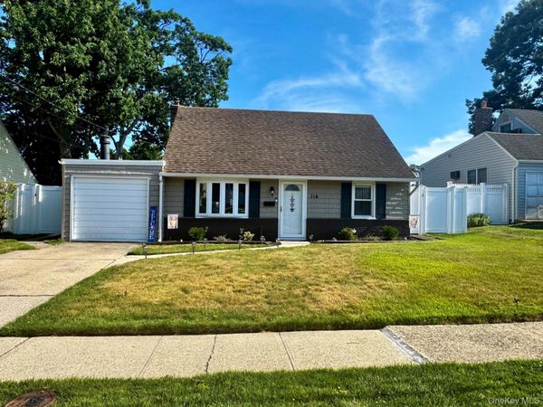 114 Boston Avenue , Massapequa, NY 11758