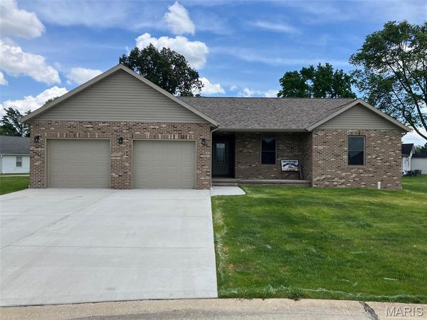 1450 Hodapp Court , Carlyle, IL 62231