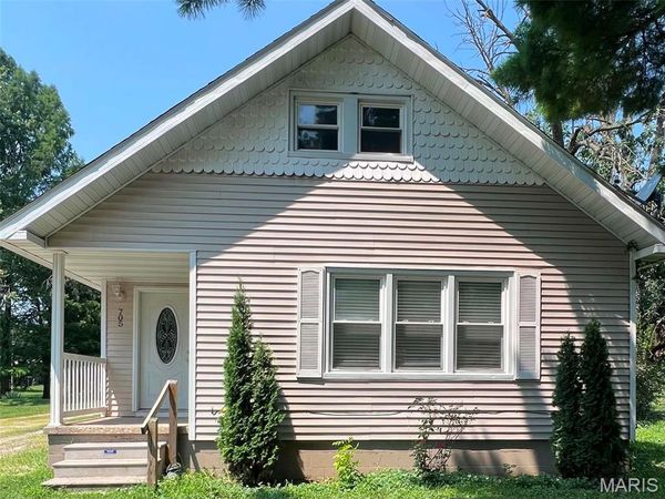 705 N Locust Street , Vandalia, IL 62471