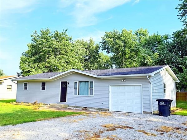 710 Field Street , Altamont, IL 62411