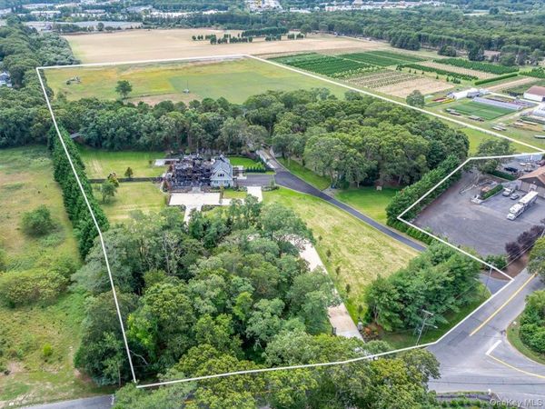 1535 Middle Road , Calverton, NY 11933