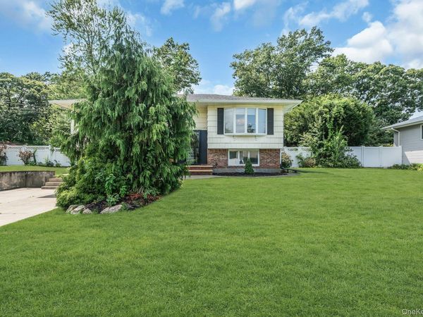 20 Hunter Place , Smithtown, NY 11787
