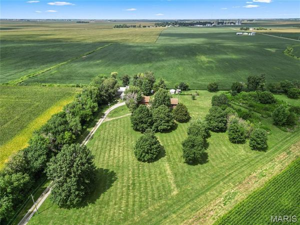 8301 N 23rd Avenue , Raymond, IL 62560