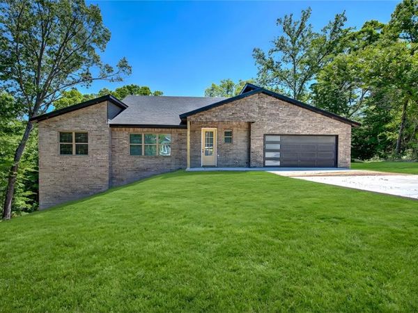 1 Carmarthen Lane , Bella Vista, AR 72715