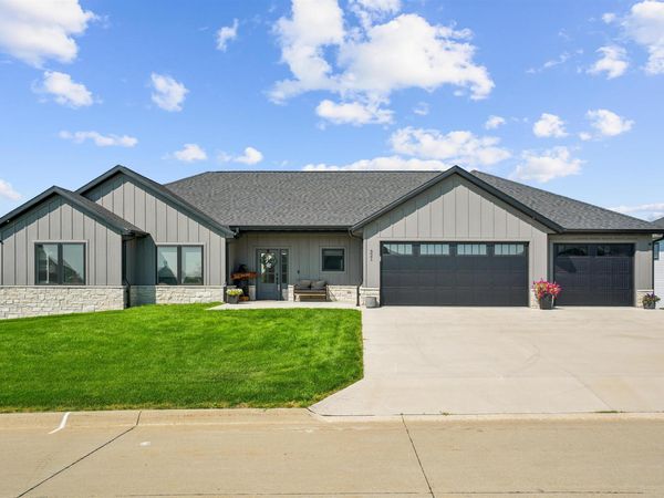 321 Wyatt Drive, Peosta, IA 52068