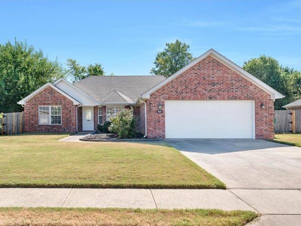 800 Harvest Street , Centerton, AR 72719