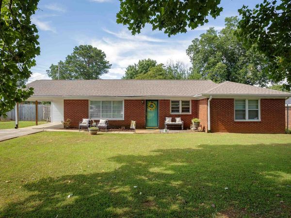 705 Moore St, Tuscumbia, AL 35674