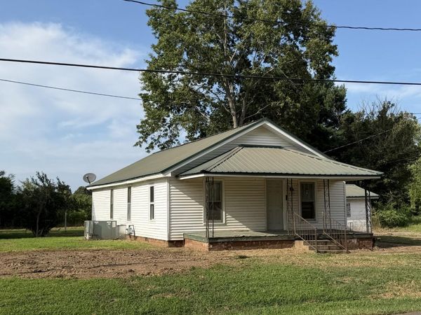 10390 Highway 54 , Paris, TN 38242